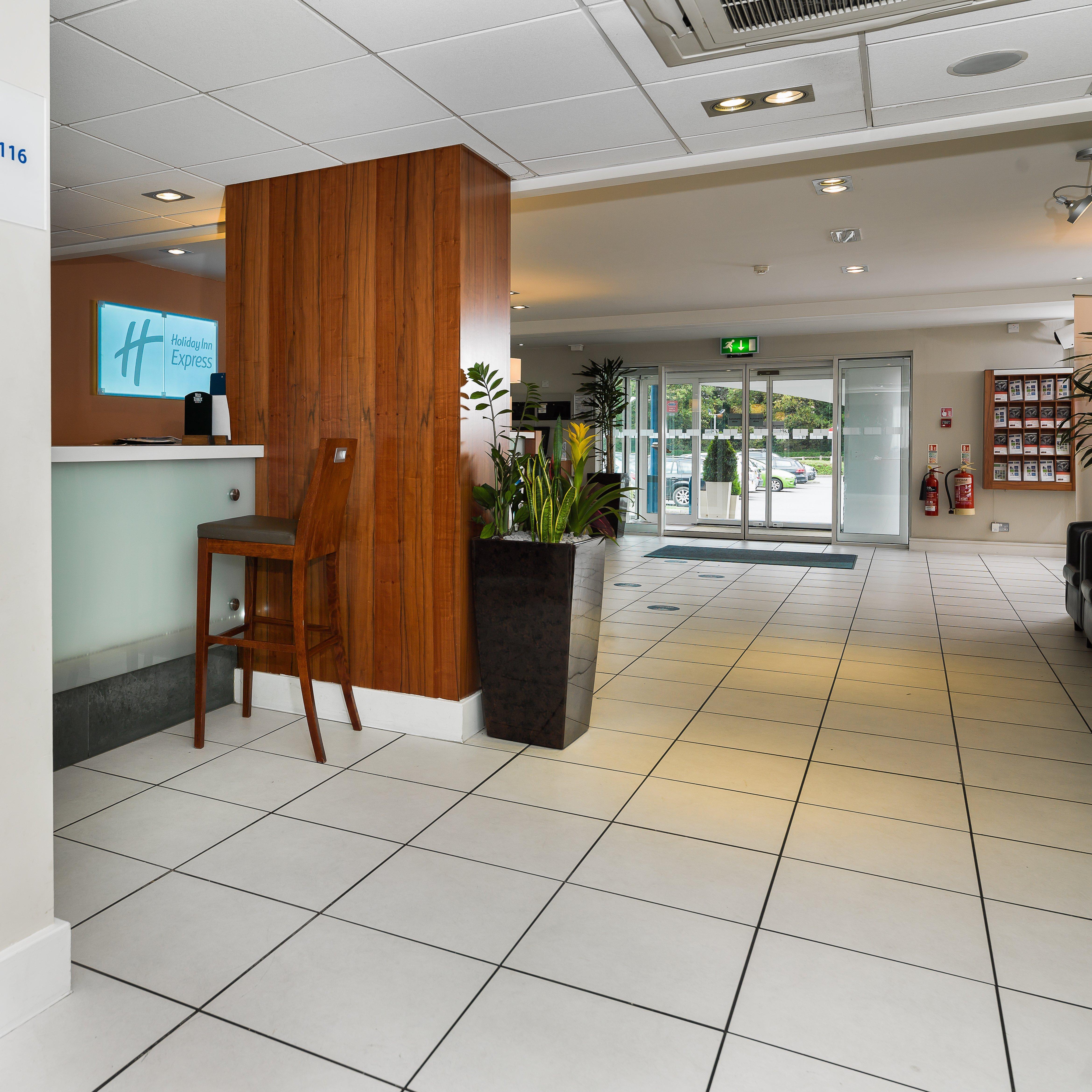 Holiday Inn Express London Gatwick Crawley, An Ihg Hotel Экстерьер фото