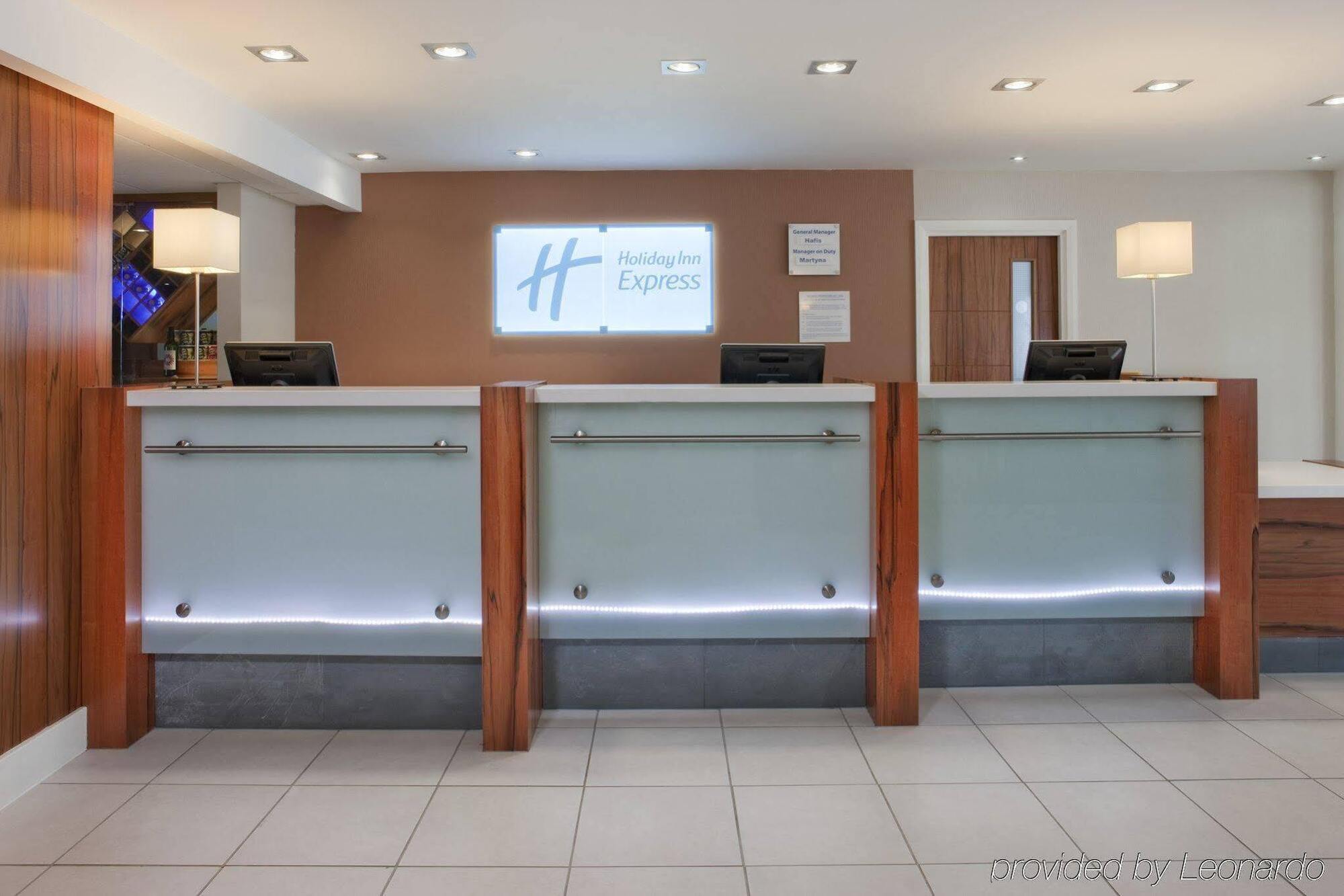 Holiday Inn Express London Gatwick Crawley, An Ihg Hotel Экстерьер фото